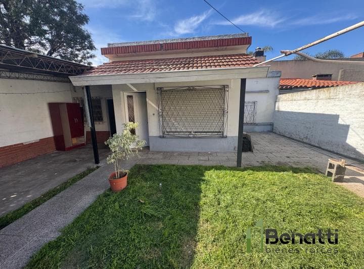 Propiedad Multifamiliar en Alquiler de 4 Ambientes con Patio - 2