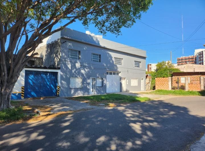 Propiedad en Venta - Galpón + 2 Departamentos - 2