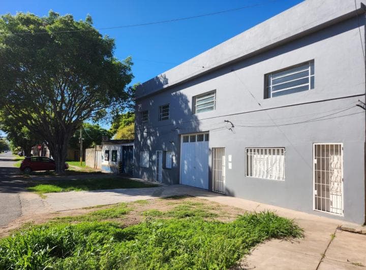 Propiedad en Venta - Galpón + 2 Departamentos - 3