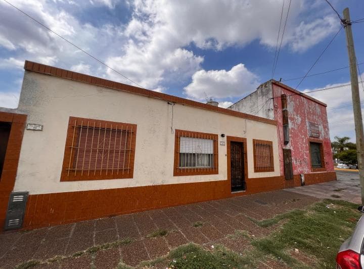 Oportunidad: Venta en Block, 2 Locales Sobre Av Mas Viviendas. 281 m² Cubtos - 4