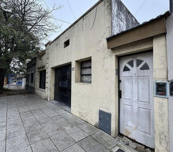 Venta de Casa a Refaccionar Excelente Ubicacion - 2