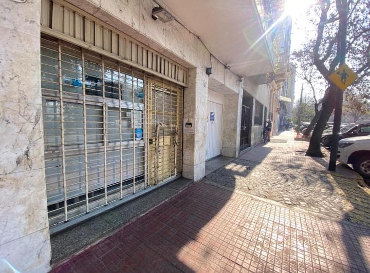 Local de 40 m² de Salon + Sotano Frente Al Parque - 4