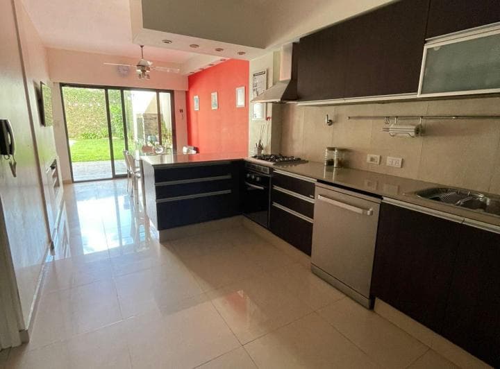 Casa Sobre Lote de 8,66 X 26,50 Cochera 2 Autos Playroom Pileta Suite Vestidor - 3