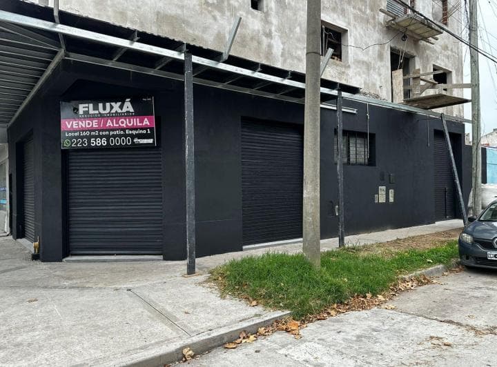Alquiler o Venta Amplio Local Comercial Libertad y Neuquen - 3