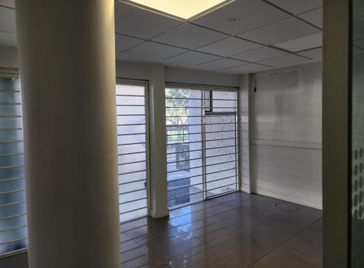 Local. | Av Maipu Al 1300 - 2