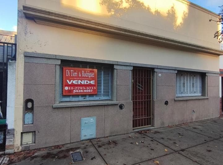 Venta Casa Sobre Lote Propio Sobre La Calle Simbrom, en El Centro de Devoto - 2