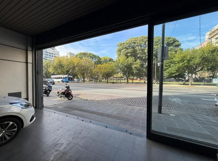 Importante Local Frente a Plaza Los Andes - 3
