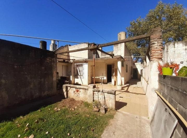 Venta | Permuta - Casa de 2 Dorm., a Reciclar con Cochera - Belgrano, Rosario. Apta Crédito. - 4