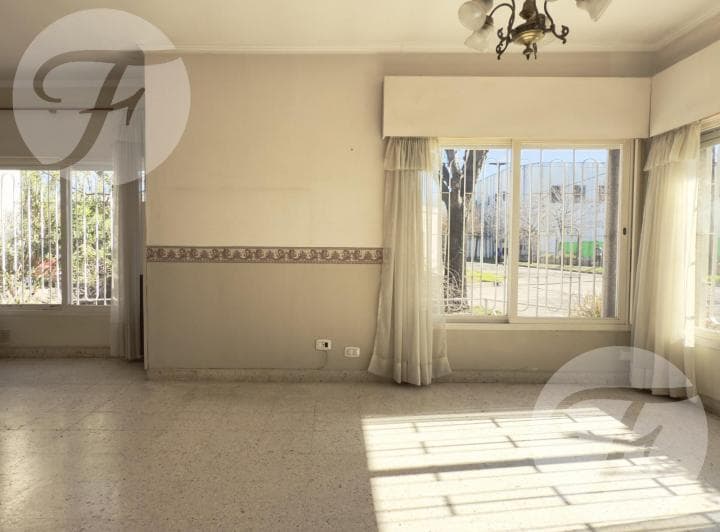 Gran Casa en Esquina con Terraza, Quincho y Vista Al Estadio – a m de Mitre - Apta Crédito - 3