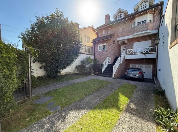 Importante Casa en Lote de 8,66 X 64 con Parque y Piscina – Banfield Oeste - 2