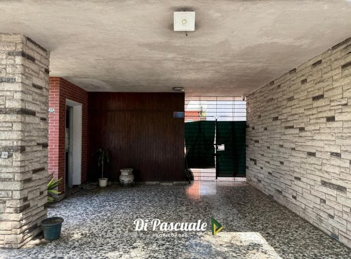 Venta Casa con Dependencia, Patio, Quincho, Galería, Parrilla y Cochera - Moreno Norte - 4