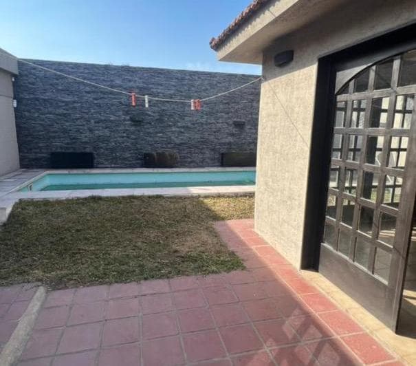 Casa en Alquiler a m de Ruta 20 con Pileta - 2