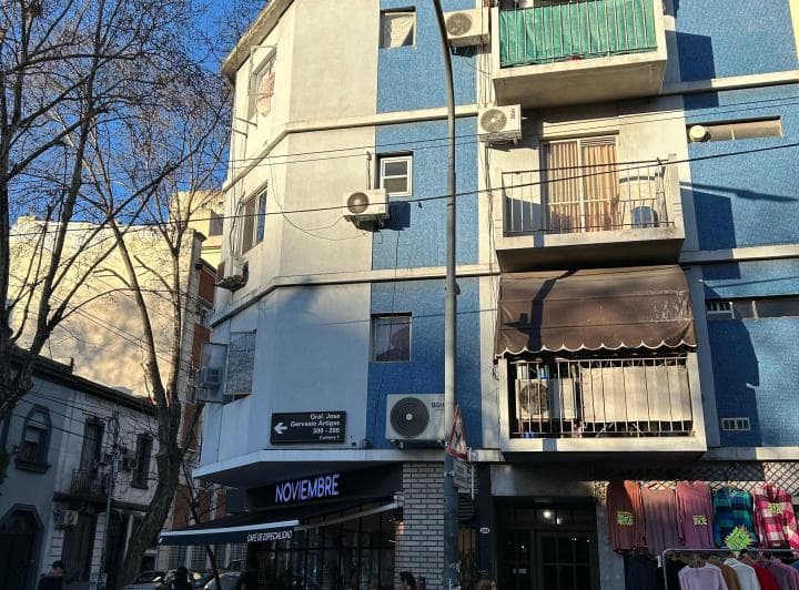 Artigas Esq. Bacacay: Depto. 3 Ambientes Al Frente Luminoso (Por Escalera) - 2