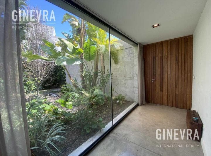 Hermosa Casa Al Agua en Venta Nordelta Lagos del Golf - 2