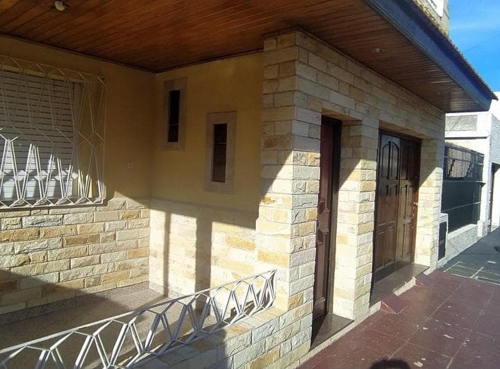 Hermosa Casa Apta 2 Familias, Garage, Patio, Terraza, Lavadero, Parrilla en Venta en Piñeyro, Avella - 4