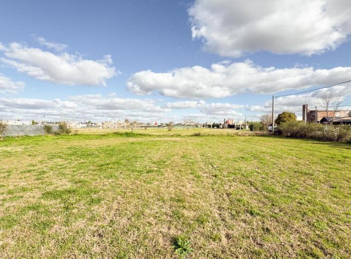 Terreno en Venta 425 m² con Servicios en Roldan - 4