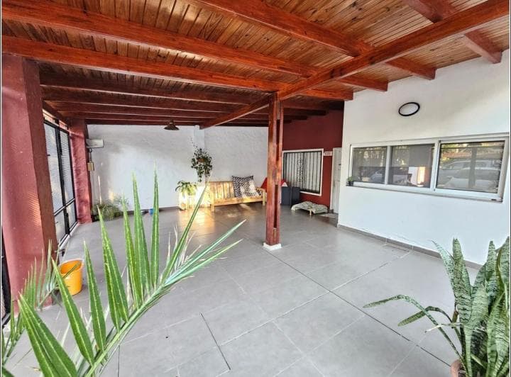 Casa en Venta de 4 Dorm. Jardín, Quincho Piscina. Barrio Santa Rita. Excelente Estado - 3