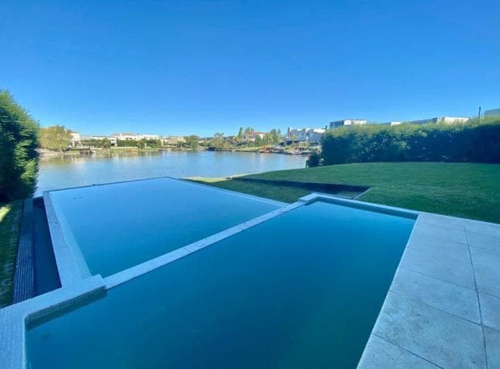 Casa en Venta 3 Dorm. Al Agua en Cabos del Lago, Nordelta Buenos Aires Argentina - 2