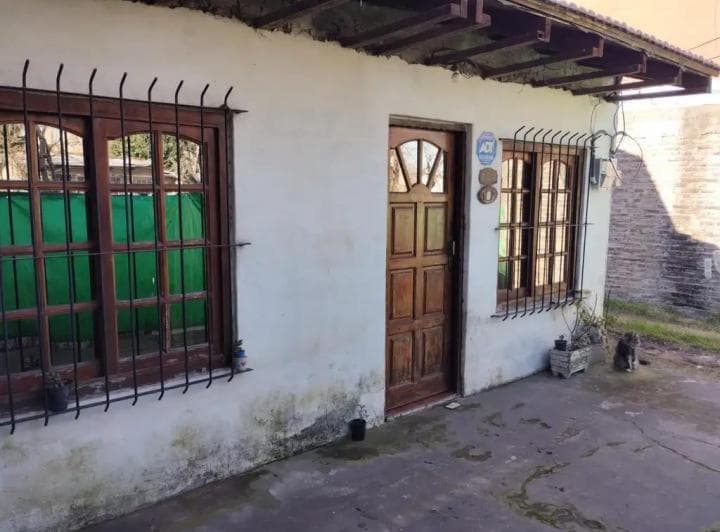 Casa en 2 Plantas, con Lote Libre - 2