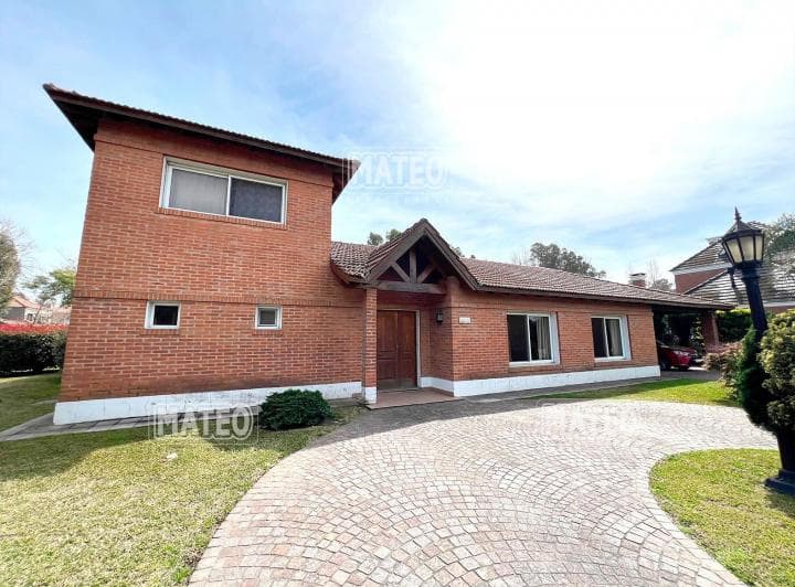 Solido Chalet con Excelente Ubicacion - 2