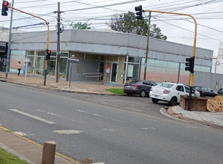 Excelente Local Comercial de 370 m Moron - 5