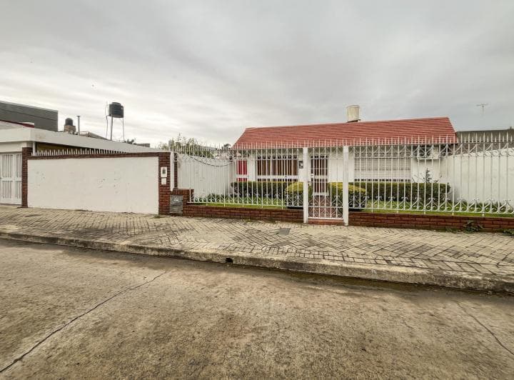 Casa de 3 Dorm. con Gran Jardín, Cochera Pasante y Pilete en Ludueña - 5