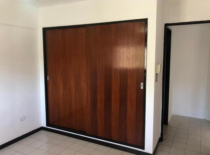 Oportunidad - Dto. 2 Ambientes con Cochera - Centro de Moron - 4