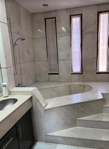 Casa en Venta en Barrio Parque. 500 m² Cub 300 m² de Jardín. Pileta. 7 Dorm, Garage Para 5 Autos. - 5