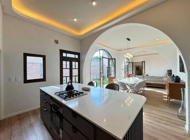 Venta: Casa de Cuatro Dorm. con Cochera, Jardín, Parrillero y Pileta. Lourdes, Rosario - 5