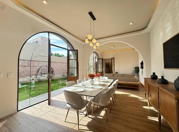 Venta: Casa de Cuatro Dorm. con Cochera, Jardín, Parrillero y Pileta. Lourdes, Rosario - 4