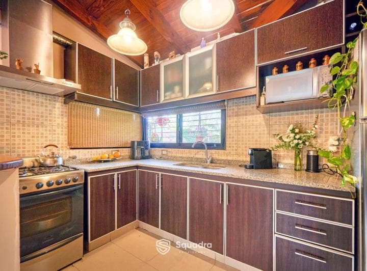 Venta | Permuta - Casa de Dos Dorm., Galería, Jardín y Piscina - Funes. - 4