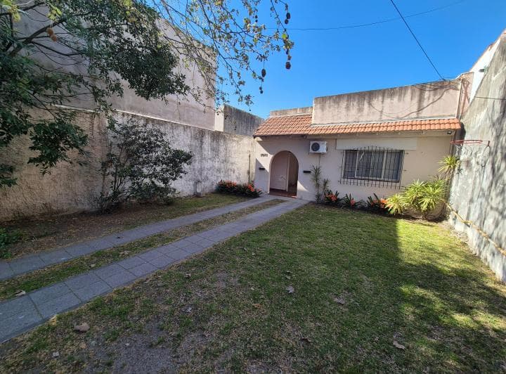 Casa Muy Bien Ubicada, Desarrollada Sobre Lote de 8,66 X 35. - 3