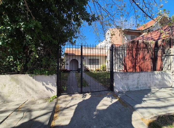 Casa Muy Bien Ubicada, Desarrollada Sobre Lote de 8,66 X 35. - 2