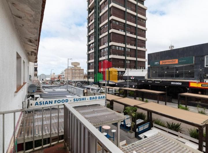 Apartamento en Venta de 3 Dorm. y Dependencia de Servicio en Punta del Este - 2