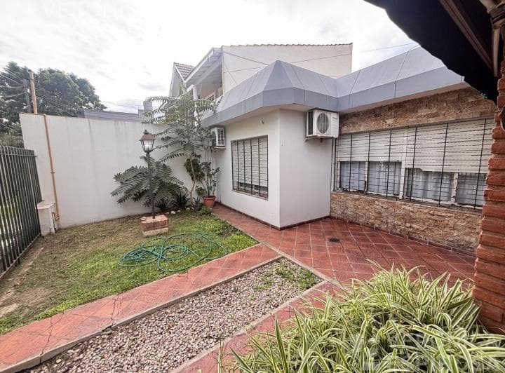 Casa de Tres Ambientes en Venta, Moron. Lote de 10 X 28 m. - 3