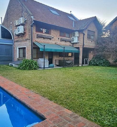 Oportunidad Venta Casa con Lote / Quincho - Piscina - Parrilla - Jardín — Las Lomas de San Isidro - 4