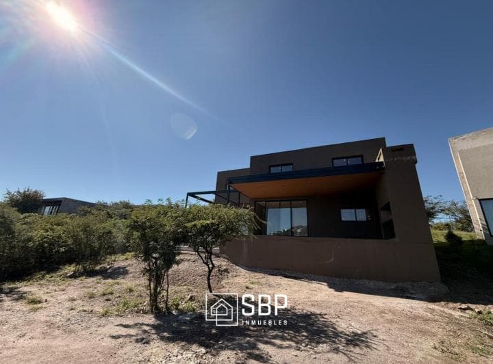 Oportunidad en La Deseada | 1100 m² | 3 Dorm - 4