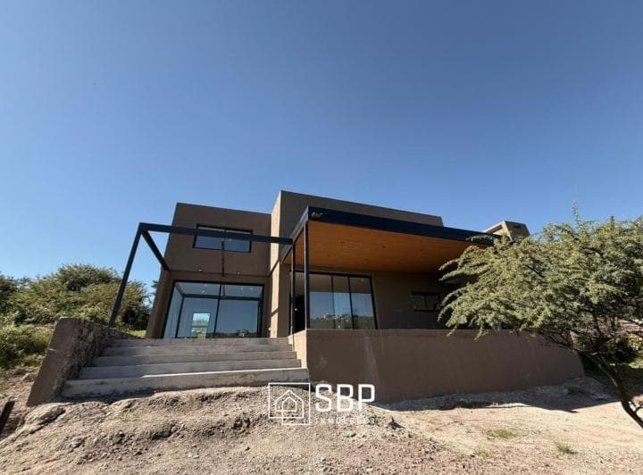 Oportunidad en La Deseada | 1100 m² | 3 Dorm - 5