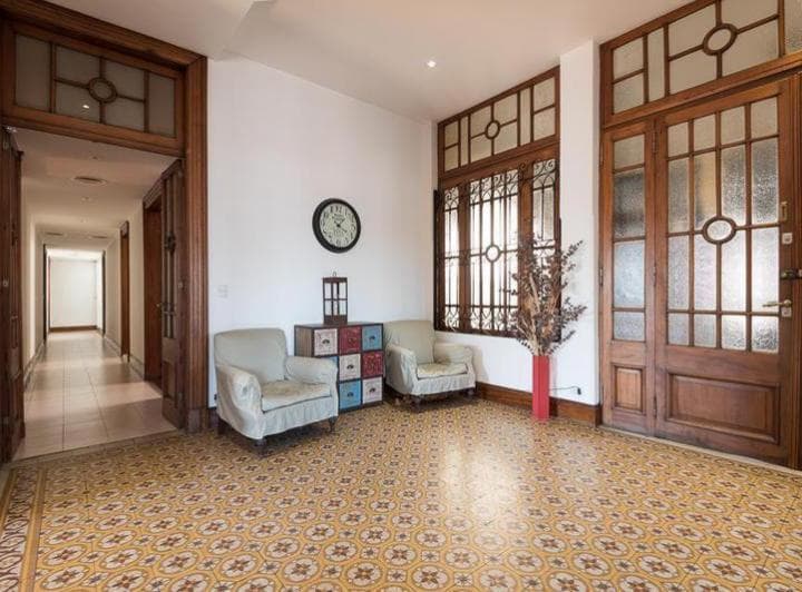 Semipiso Antiguo en Esquina, Reciclado, Impecables Detalles. Amplios y Luminosos Ambientes. - 2