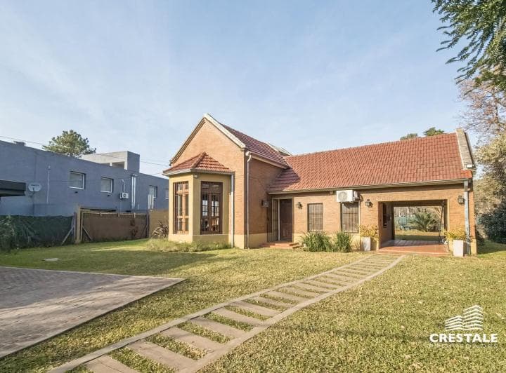 Venta - Casa 3 Dorm. con Jardín, Pileta y Cochera Cubierta en Funes. - 2