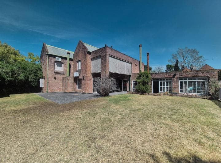 Casa en Venta con Pileta y Jardín - 3