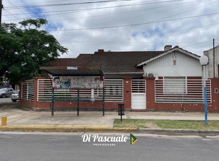Venta Apto Crédito Hipotecario Chalet 3 Dorm., Patio, Galería y Quincho - Paso del Rey Sur - 2