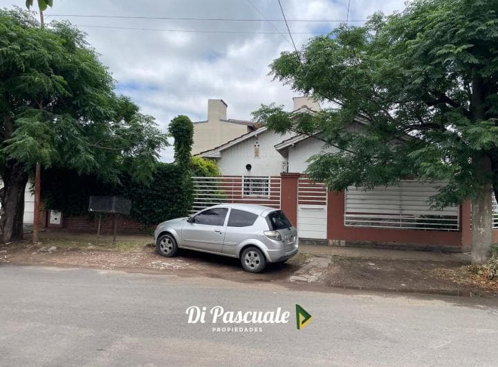 Venta Apto Crédito Hipotecario Chalet 3 Dorm., Patio, Galería y Quincho - Paso del Rey Sur - 4