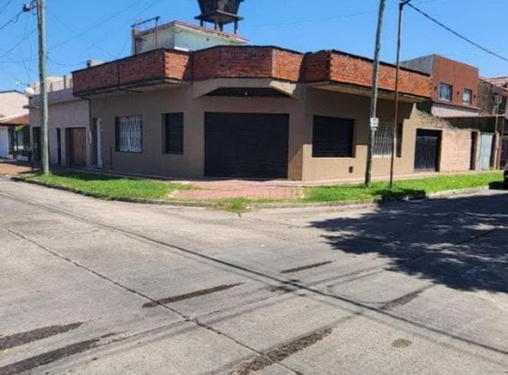 Casa en Esquina 2 Flias con Local Jujuy y J. B. justo Quilmes - 2