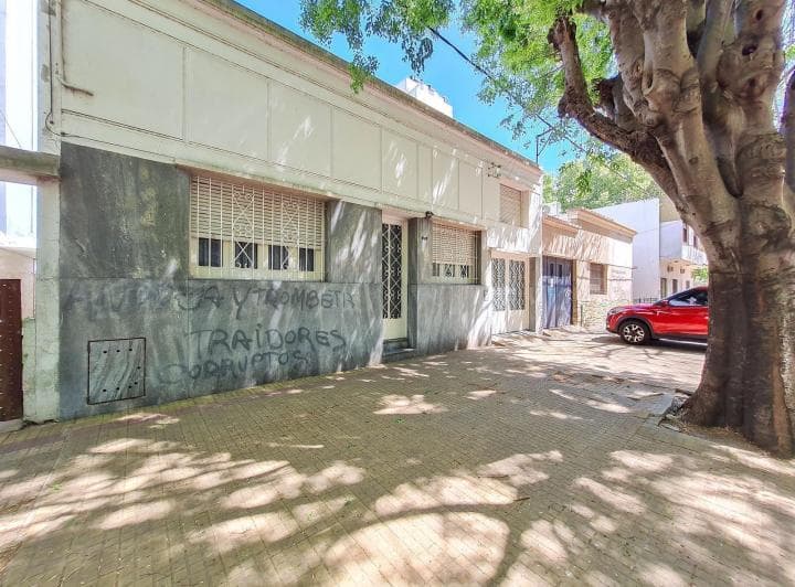 Casa en en Venta de 4 Dorm. Garage y Patio Apta Instituciones La Plata - 2