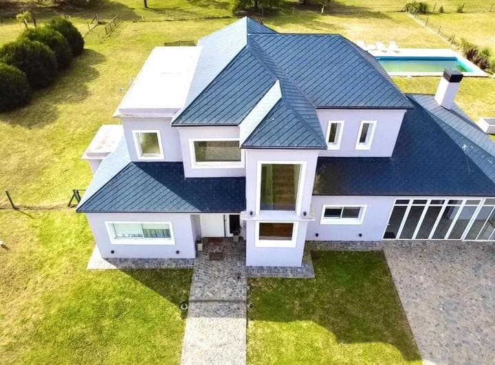 Imponente Chalet de 5 Ambientes en Fincas de San Vicente - 2