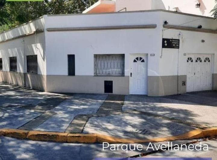 Casa con Garage y Local Comercial, en Parque Avellaneda - 2