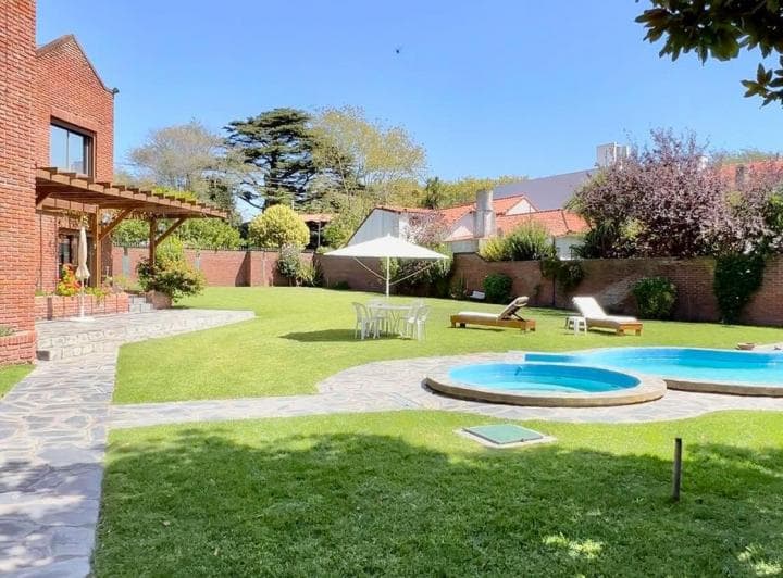 Venta Residencia Única 1229 m² en Barrio Los Troncos - 2