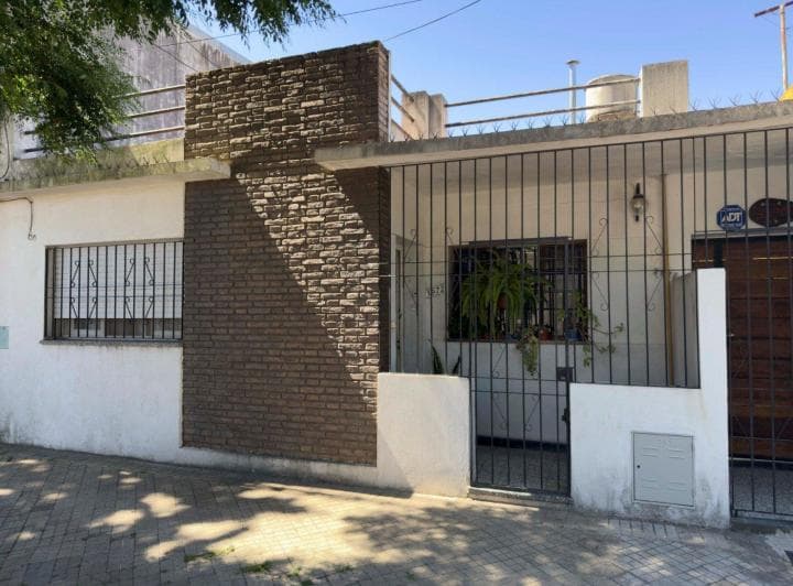 Venta de Casa de Dos Dorm. en Bella Vista! - 2
