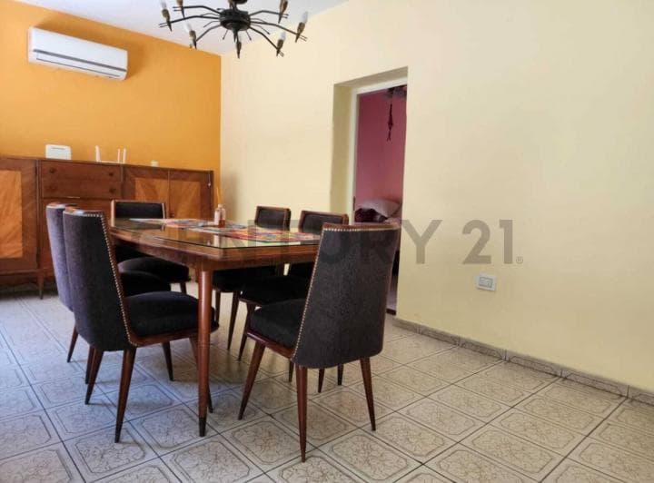 Casa de 5 Ambientes con 2 Cocheras - 2